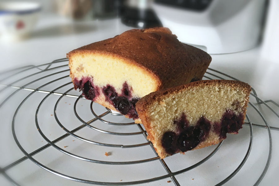 Cake moelleux à la cerise noire