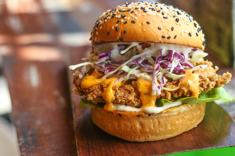 Burger de poulet à la pomme et aux choux