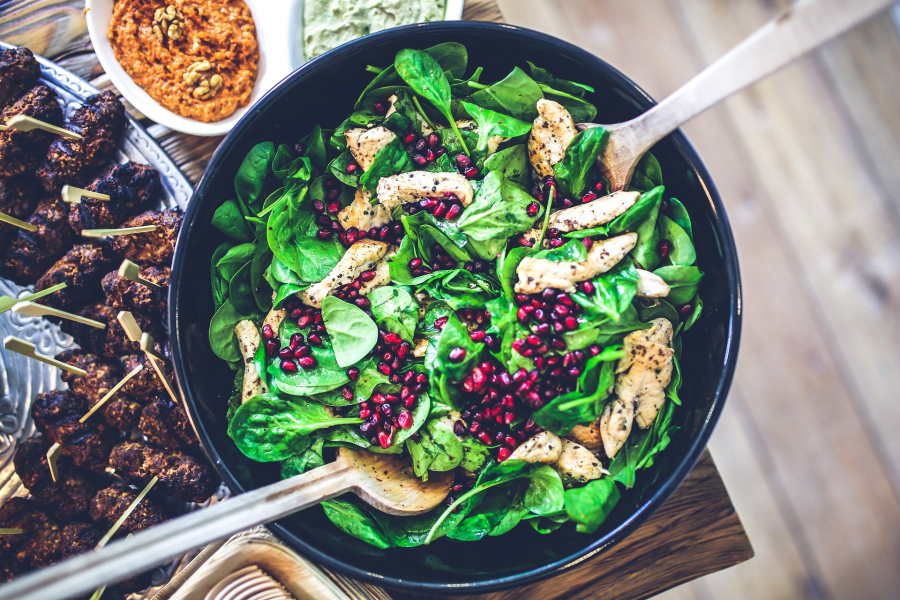 Salade d'épinards au poulet et à la grenade