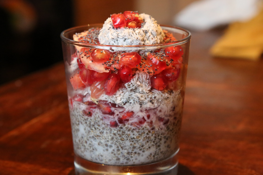 Graines de chia au lait de coco et à la grenade