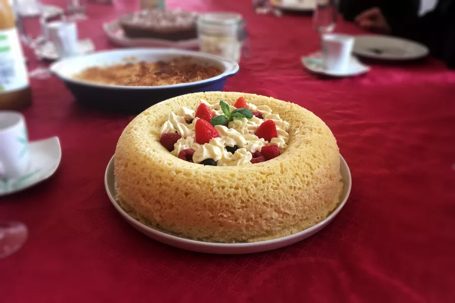 Baba à la lavande et aux fruits rouges, moelleux et parfumé, garni de fruits frais