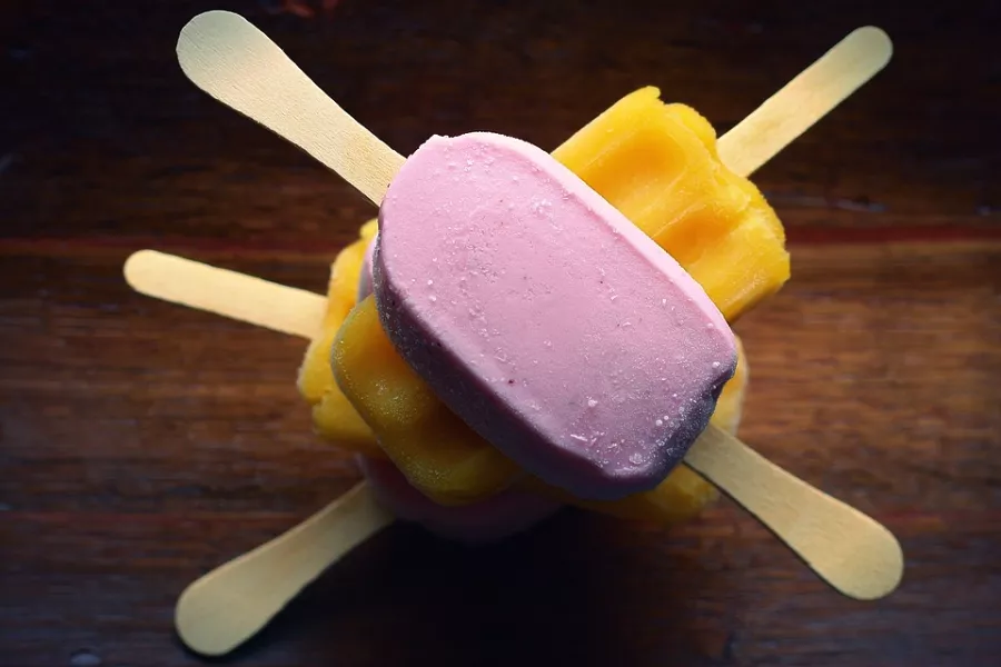 Bâtonnets de glace à la fraise maison