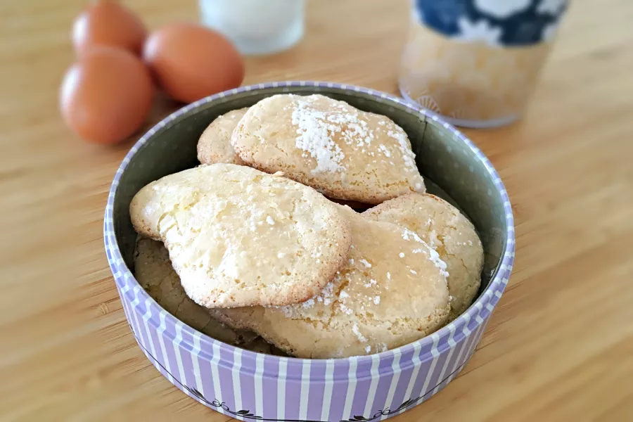 Biscuits à la cuillère dorés et légers