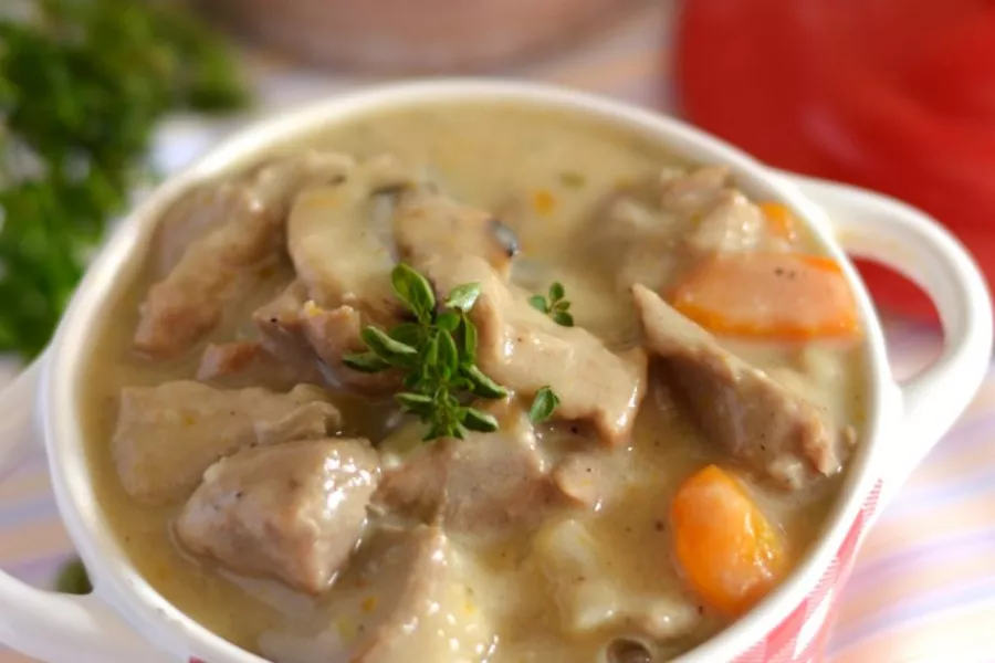 Recette pour préparer une blanquette de dinde avec de la viande, des carottes, de la crème et des champignons