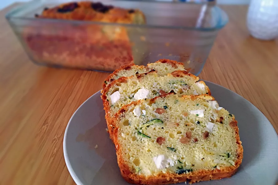 Recette pour préparer un cake salé avec de la courgette, du fromage râpé et de la feta.