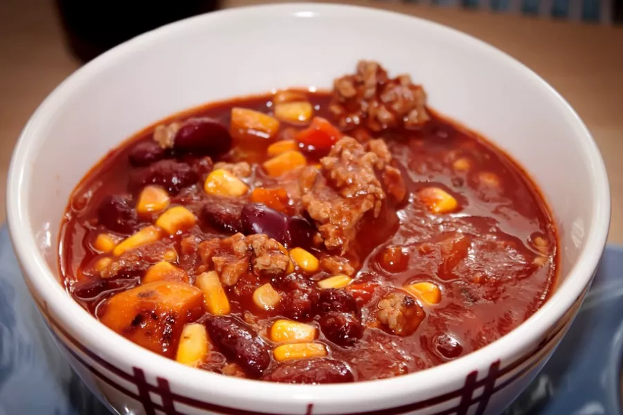 Chili con carne épicé et savoureux avec haricots et viande hachée