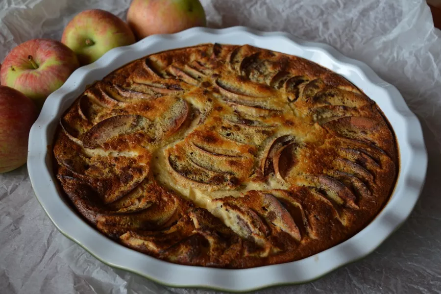 Clafoutis aux pommes moelleux et doré, dessert français traditionnel