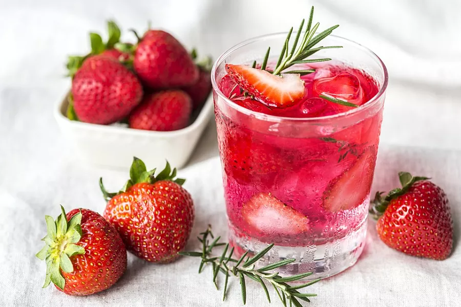 Eau detox à la fraise et au romarin, boisson rafraîchissante et parfumée