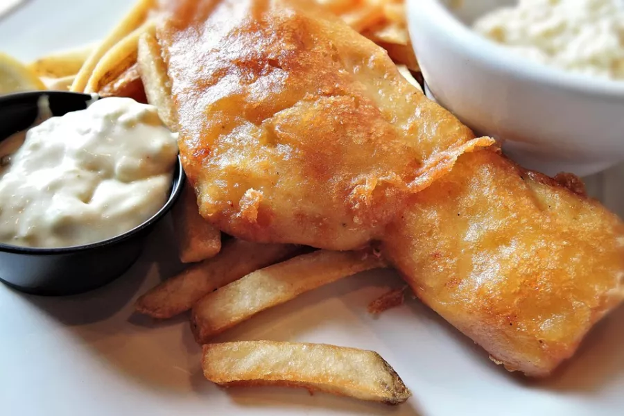 Fish and Chips doré et croustillant servi avec frites maison