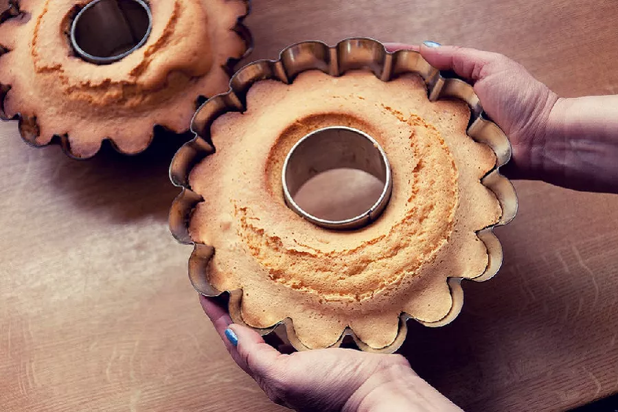 Gâteau de Savoie moelleux et aérien, dessert traditionnel français