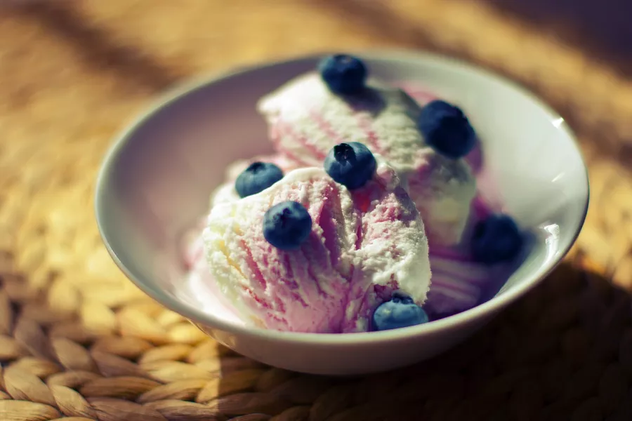 Glace à la myrtille maison sans sorbetière - recette facile, dessert frais et fruité