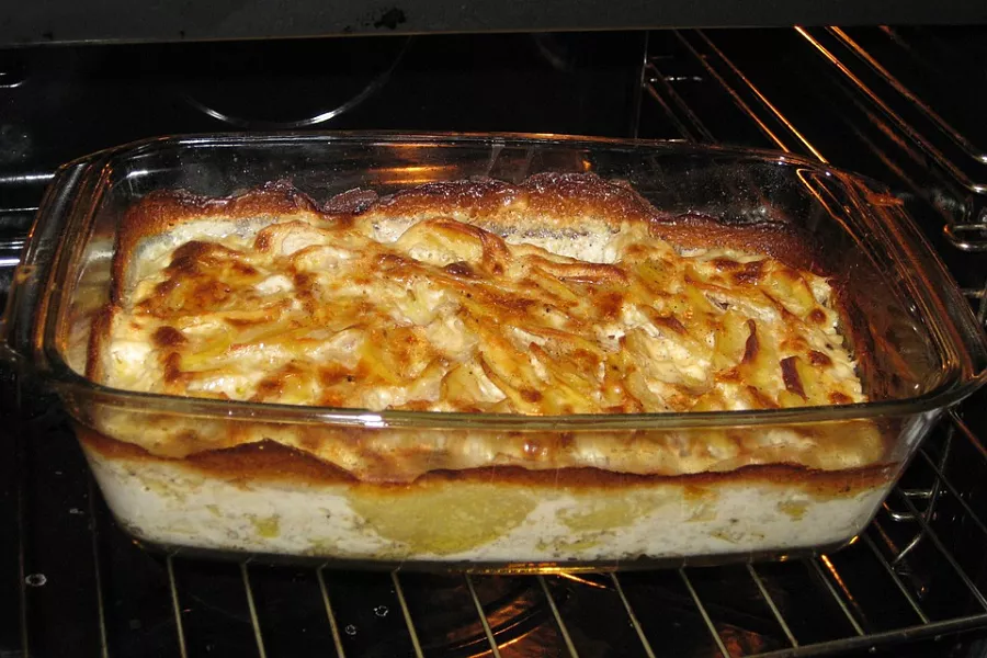 Recette simple et facile pour préparer un gratin de pommes de terre au four avec de la crème et du fromage