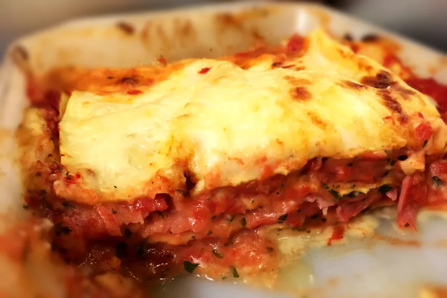 Lasagnes au jambon savoureuses avec une sauce béchamel crémeuse