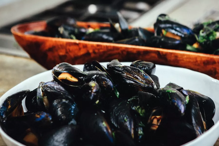 Moules marinières au beurre, vin blanc et persil