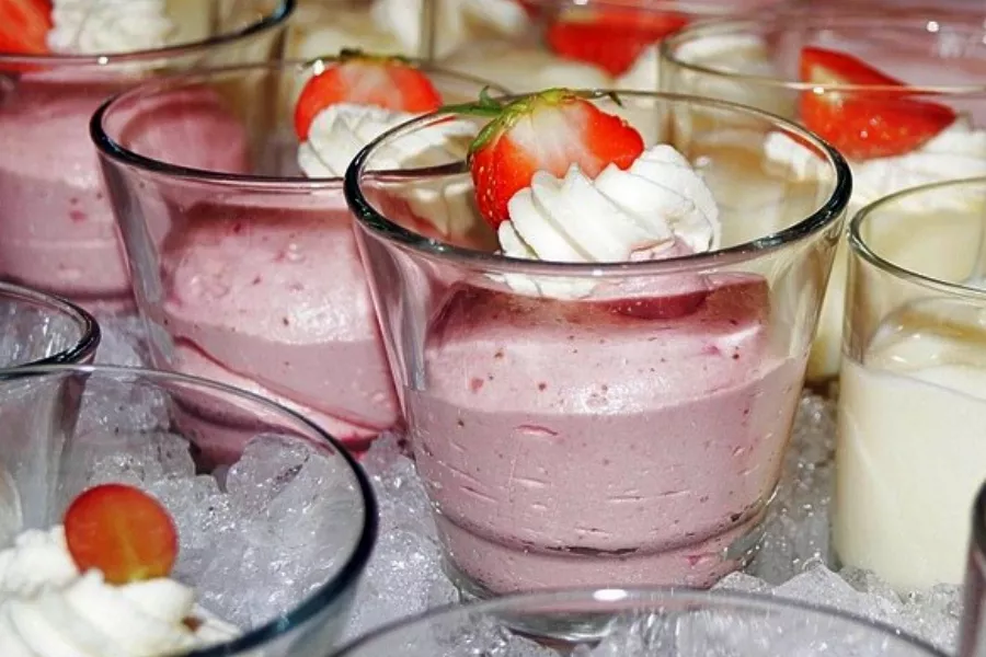 Mousse à la fraise aérienne et rafraîchissante