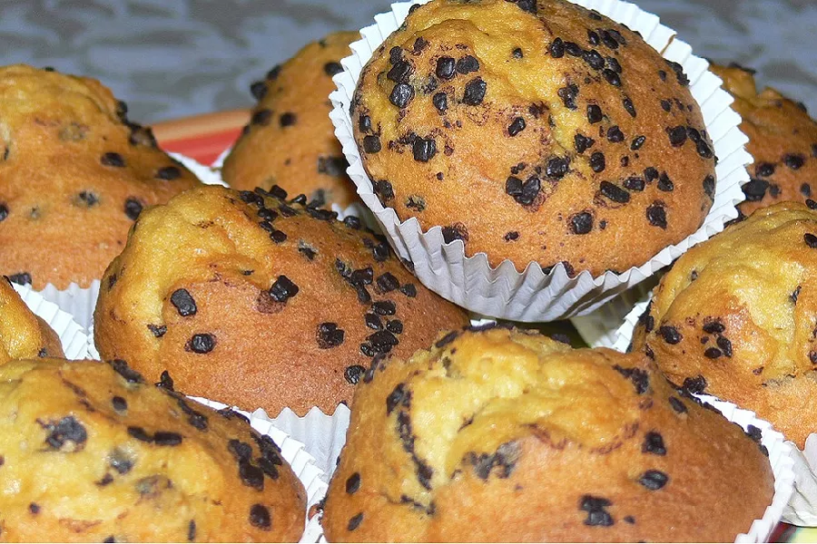 Muffins dorés aux pépites de chocolat fondantes