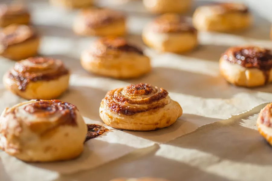 Pain suédois à la cannelle maison - recette traditionnelle, brioche moelleuse et épices réconfortantes