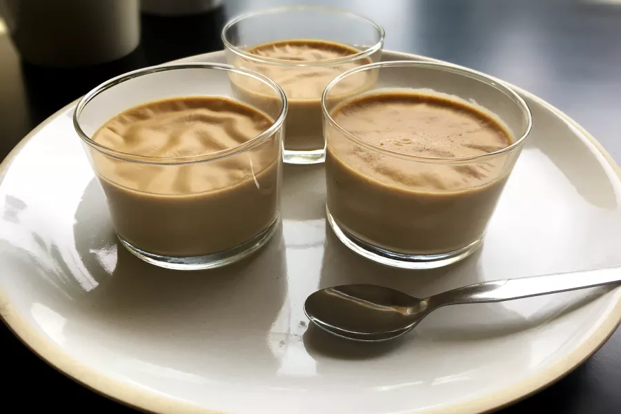 Panna cotta au café : un dessert italien raffiné et riche en saveurs