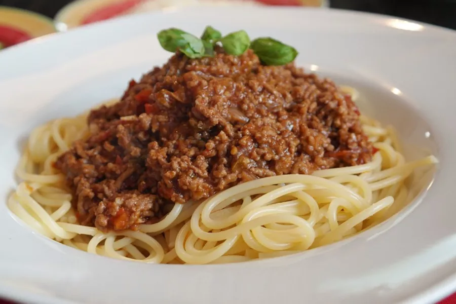 Pâtes à la bolognaise maison - recette traditionnelle, sauce bolognaise riche et savoureuse