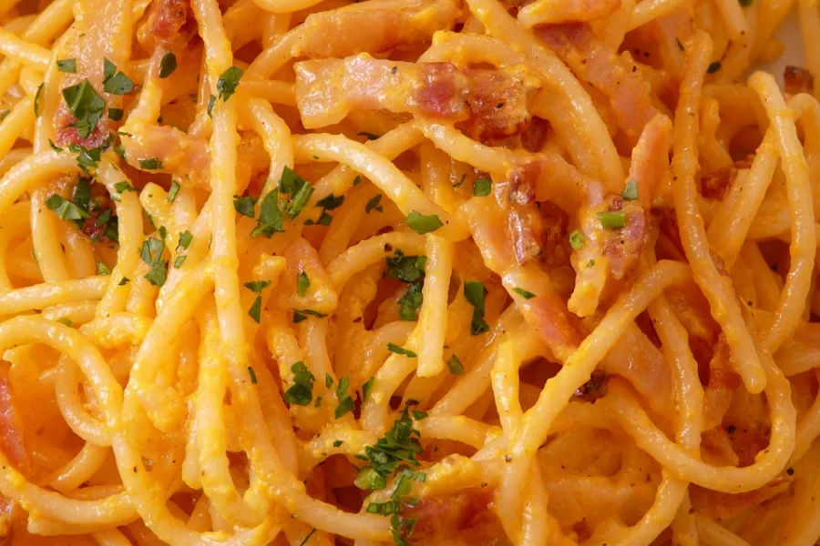 Pâtes à la carbonara maison - recette crémeuse, plat italien traditionnel