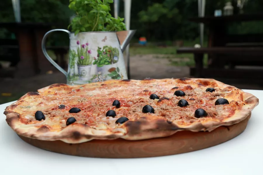 Recette facile de Pizza au thon garnie de parmesan, tomates et olives