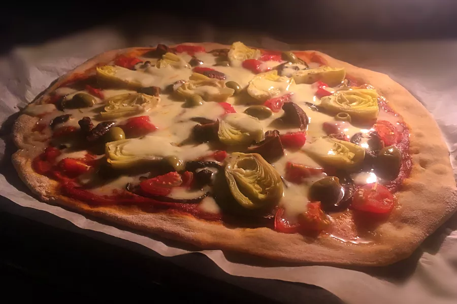 Pizza aux légumes grillés maison, savoureuse et colorée