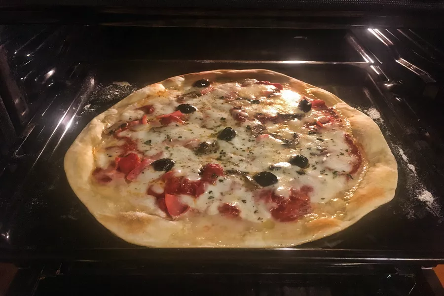 Recette facile de pizza reine avec du jambon, de la mozzarella et des olives