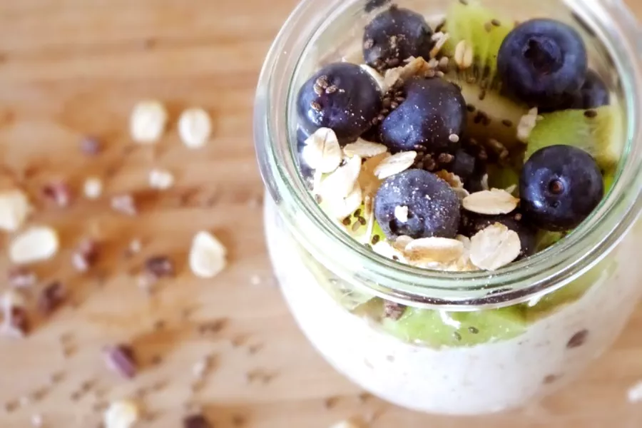 Porridge au kiwi et aux myrtilles, petit-déjeuner sain et coloré