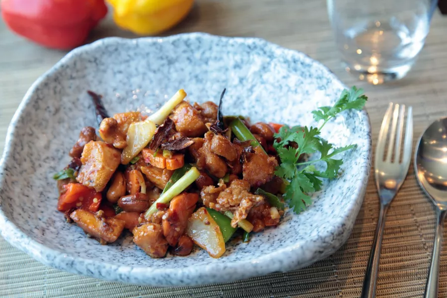 Poulet aigre-doux express servi avec des légumes croquants