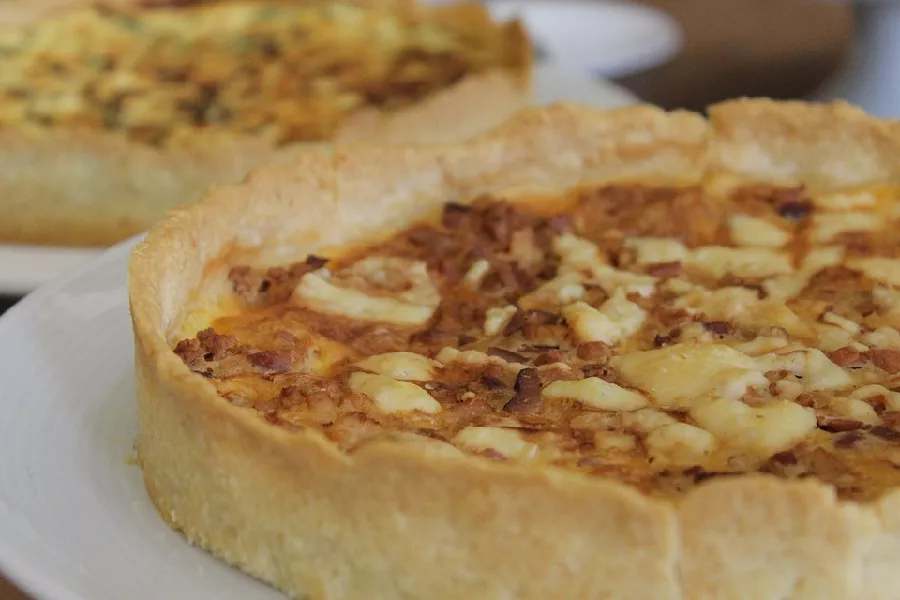 Quiche lorraine traditionnelle garnie de lardons et de crème