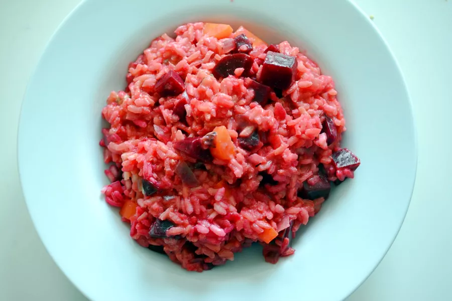 Recette de risotto à la betterave, plat crémeux et coloré