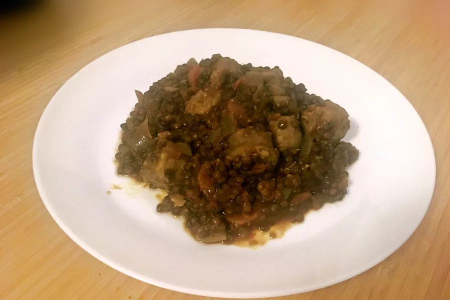 Rougail de saucisses aux lentilles maison - recette épicée, plat créole, saveurs authentiques