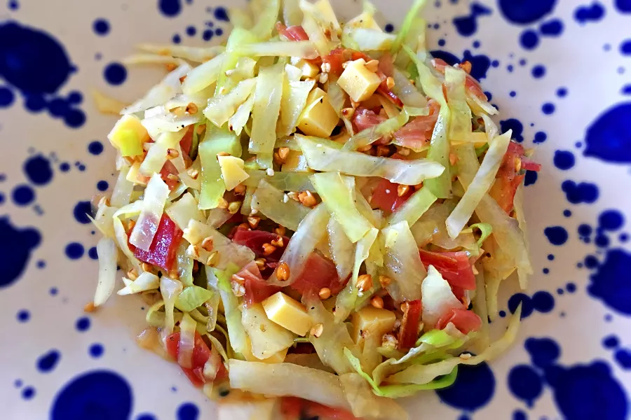 Salade de chou blanc à l'emmental : une recette croquante et savoureuse