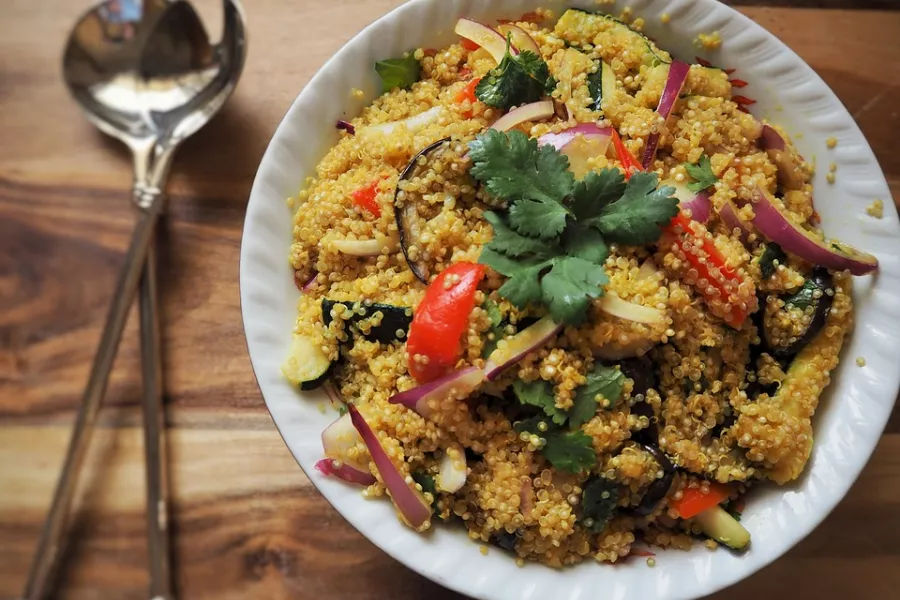 Salade de quinoa aux légumes frais