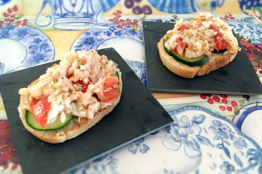 Salade de riz au saumon sans sel, fraîche et colorée avec des tomates juteuses