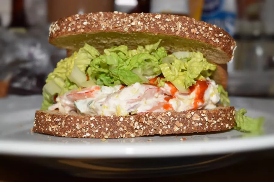 Sandwich gourmet aux crevettes et Saint Môret, recette fraîcheur.