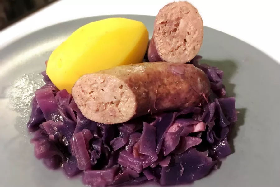 Saucisse au chou rouge maison - recette de plat mijoté, saveurs rustiques