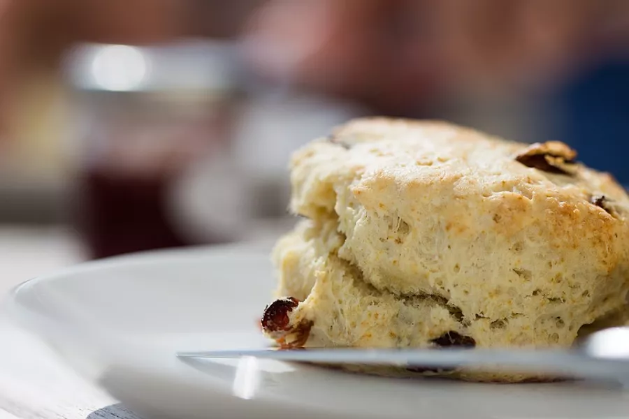 Scones anglais traditionnels, dorés et moelleux