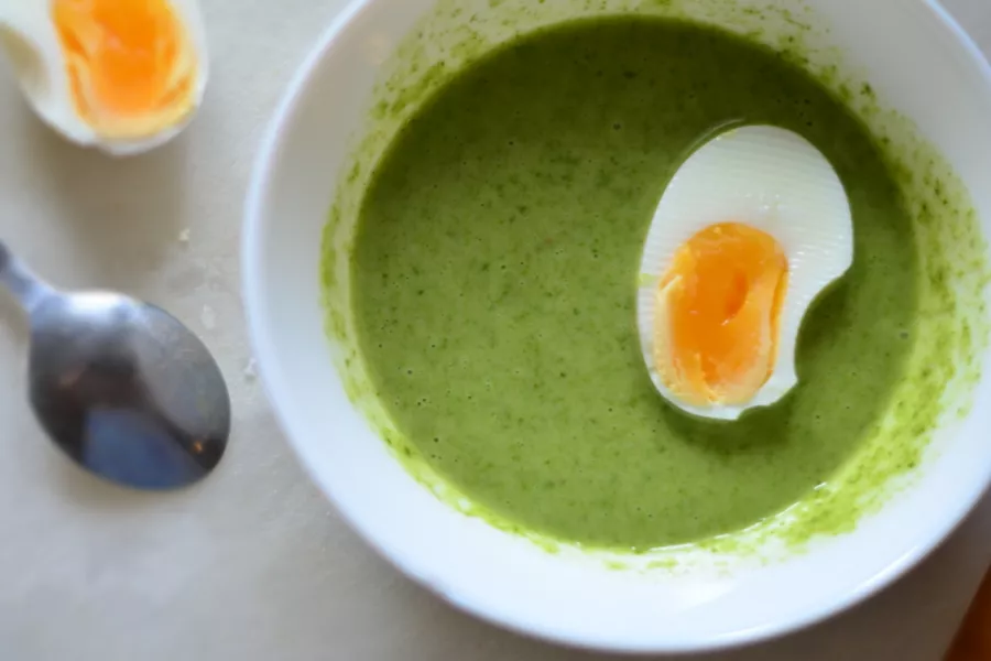 Recette de soupe au chou kale maison - bol de soupe verte et nutritive avec chou kale, légumes et herbes fraîches