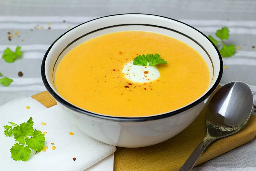 Recette simple de soupe de carottes à l'orange avec une texture veloutée