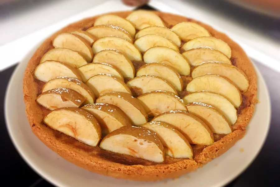 Tarte aux pommes et à la compote de rhubarbe : une recette fruitée et acidulée