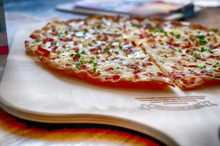 Recette de tarte flambée aux oignons, crème et lardons