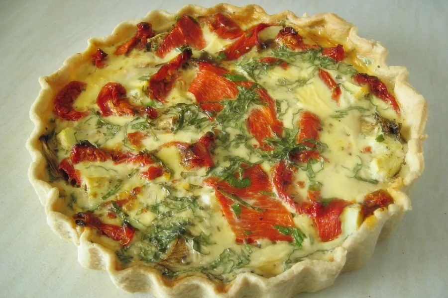 Tarte poivron courgette chèvre dorée garnie de légumes frais et fromage fondant