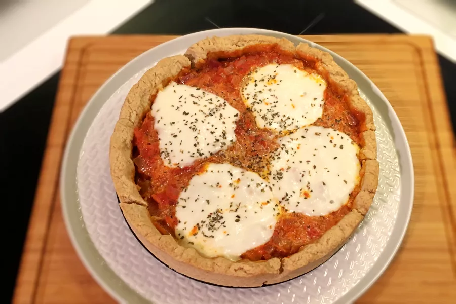 Tarte tomate oignon croustillante garnie de tomates fraîches et d'oignons caramélisés