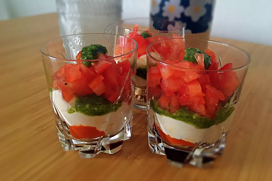 Tiramisu salé de tomate au chèvre et pesto - recette originale et savoureuse