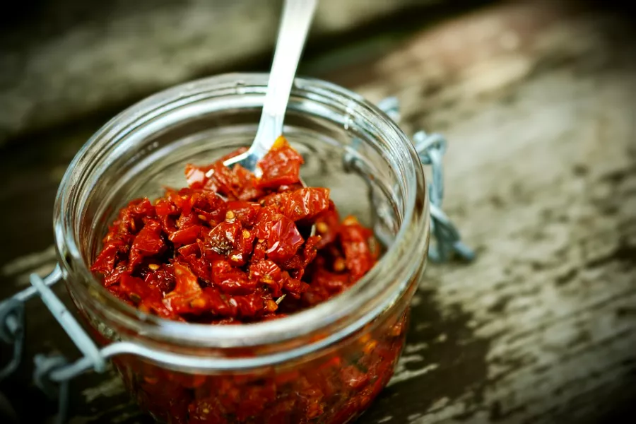 Tomates confites maison dorées et caramélisées avec des herbes aromatiques