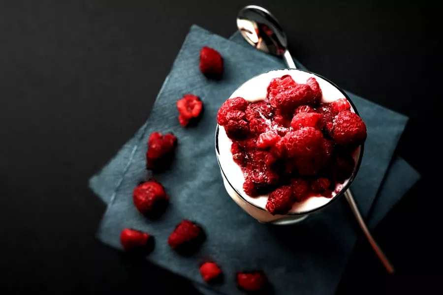 Recette facile pour réaliser des verrines aux framboises avec une mousse légère