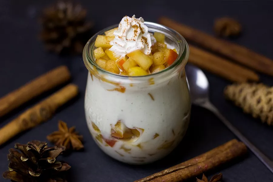 Recette facile de verrine individuelle avec de la mousse de fromage blanc et des pommes au beurre salé