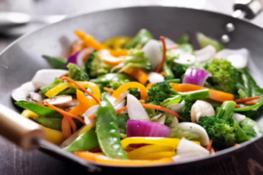 Recette estivale et rapide pour réaliser une salade composée de légumes frais et croquants