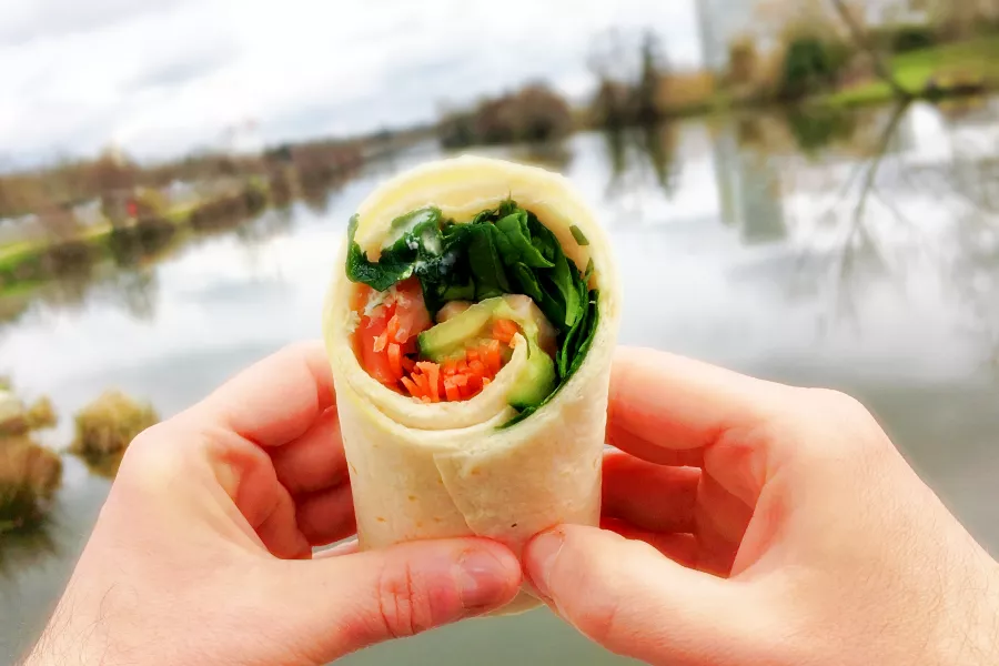 Wrap au saumon fumé et crudités croquant et frais